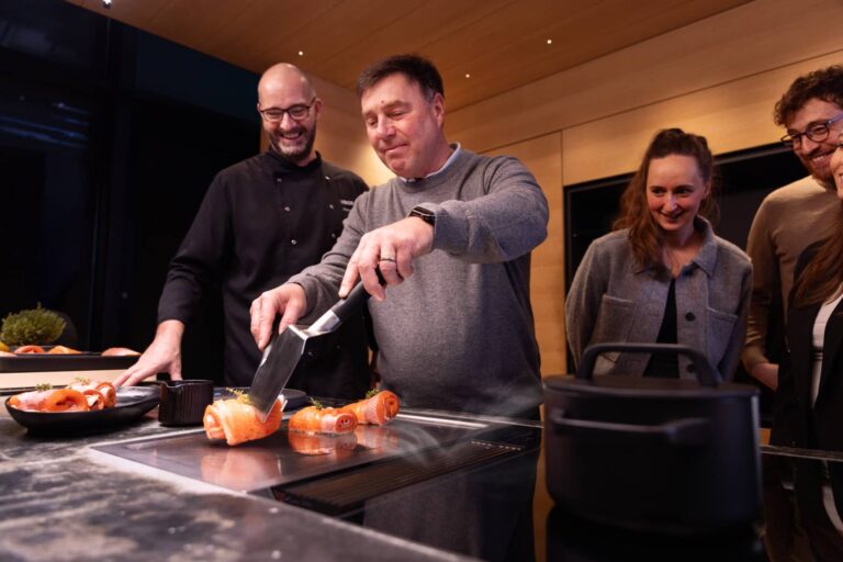 Cuisine équipée moderne avec utilisation de l’électroménager adaptée à la vie de famille en Gironde, agencement sur mesure alliant praticité et design contemporain