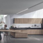 Cuisine haut de gamme en bois naturel clair et foncé, agencement sur mesure alliant contraste des teintes et design contemporain élégant