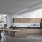 Cuisine haut de gamme en bois naturel clair et foncé, agencement sur mesure alliant contraste des teintes et design contemporain élégant