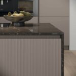 Plan de travail en céramique avec détail de finition dans une cuisine sur mesure à La Brède, agencement haut de gamme alliant précision et design contemporain