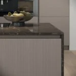 Plan de travail en céramique avec détail de finition dans une cuisine sur mesure à La Brède, agencement haut de gamme alliant précision et design contemporain