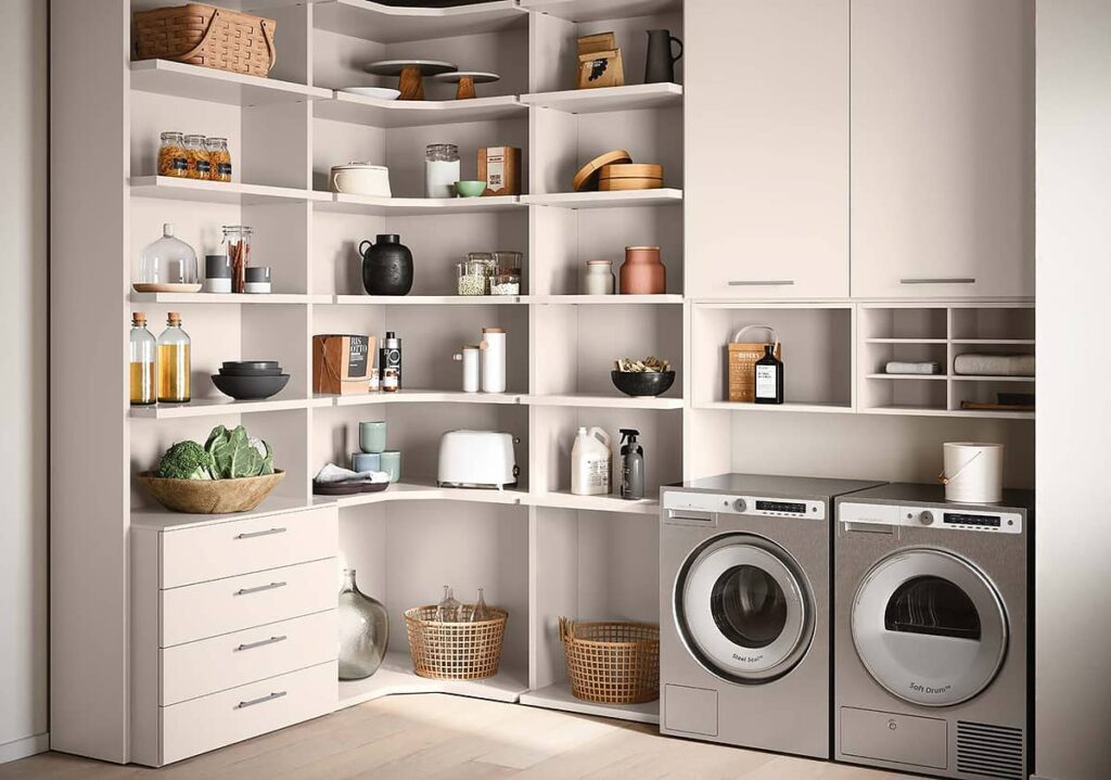 Buanderie - Arrière cuisine sur-mesure avec rangements ouverts