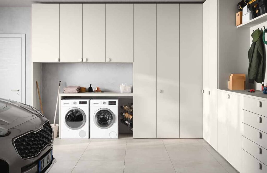 Buanderie - Garage avec rangements sur-mesure et lave-linge