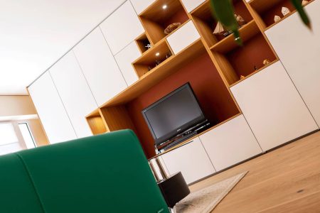Agencement de salon avec meuble TV sur mesure et bibliothèque design moderne à Bordeaux, aménagement intérieur alliant rangement, élégance et fonctionnalité