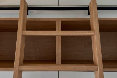 Bibliothèque en bois sur mesure avec échelle à Bordeaux, agencement intérieur design offrant un accès en hauteur et un rangement optimisé