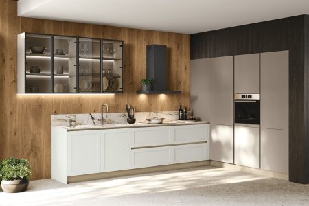 Cuisine blanche moderne optimisée pour petite cuisine, aménagement sur mesure maximisant l’espace, la luminosité et la fonctionnalité