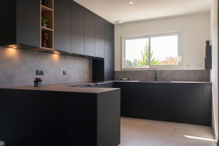 Cuisine design moderne sur mesure à Bordeaux, agencement intérieur haut de gamme aux lignes épurées, alliant matériaux de qualité et fonctionnalité optimale