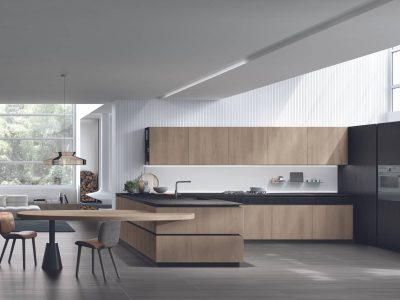 Cuisine haut de gamme en bois naturel clair et foncé, agencement sur mesure alliant contraste des teintes et design contemporain élégant
