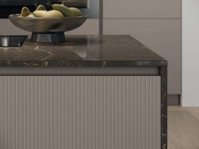 Plan de travail en céramique avec détail de finition dans une cuisine sur mesure à La Brède, agencement haut de gamme alliant précision et design contemporain