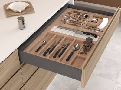 Range-couverts en bois intégré dans un tiroir de cuisine haut de gamme à Bordeaux, rangement sur mesure alliant élégance, organisation et finitions soignées
